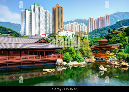 Stagno e cityscape vista dal Giardino Nan Lian a Hong Kong, Cina. Foto Stock