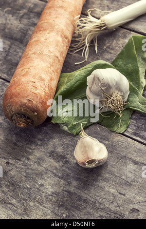 L'aglio, la cipolla e la carota sulla tavola,close up Foto Stock