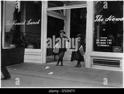 Max Schwartz, 8 anni, e Giacobbe Schwartz, vende fino alle ore 22.00. a volte. Newark, N.J., Dicembre 1909 Foto Stock