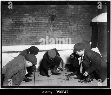 Una fotografia del febbraio 1910 che mostra un gruppo di craps in un vicolo della prigione di Albany, N.Y. l'immagine è stata scattata da Lewis Hine come parte del suo lavoro che documenta le condizioni di lavoro minorile. Foto Stock