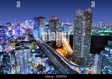 Edifici ad alta densità in Minato-ku, Tokyo Giappone con Tokyo Sky tree visibile all'orizzonte. Foto Stock