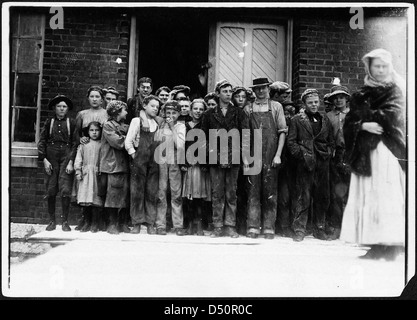 Tutti questi ho visto regolarmente al lavoro durante le ore di lavoro. Piccola ragazza sulla estremità di sinistra è Goldie, che aiuta a sua sorella, Dicembre 1910 Foto Stock