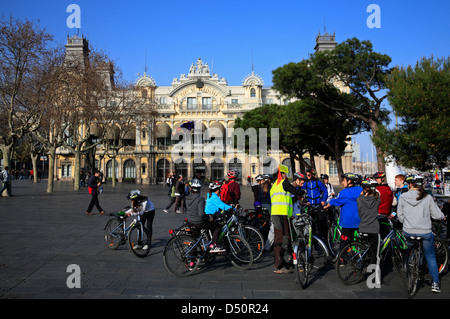 Tour guidato in bicicletta a Placa del Portal de la Pau al Harbour, Barcellona, Spagna Foto Stock