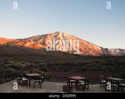 Alba con un tocco di neve sul Teide, il Parque Nacional del Teide , in Tenerife Spagna, visto dal Parador National Foto Stock