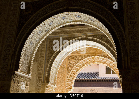 Gli archi di ingresso. Camera due sorelle. Il XIV secolo. Alhambra di Granada, Spagna Foto Stock