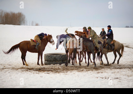 Repubblica del Kirghizistan le immagini del viaggio - Formazione in Karakol campi per Ulak Tartish, Kuk Pari, Kök Berü, Ulak Tyrtysh, Kok Boru. Foto Stock