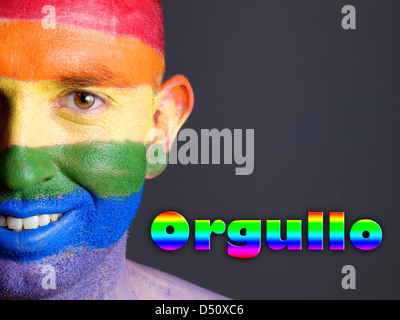 Hombre con la bandera gay pintada en la cara sonriendo y. La Palabra Stampa 'orgullo' esta escrita en lado delle Nazioni Unite. Foto Stock