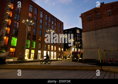 Tallinn, Estonia, quartiere Rotermann di sera Foto Stock