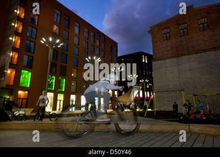 Tallinn, Estonia, giovani piloti di BMX in quartiere Rotermann di sera Foto Stock