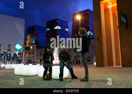 Tallinn, Estonia, persone in zona la sera Rotermann Foto Stock