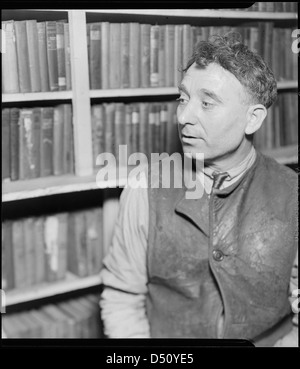 Una fotografia del marzo 1937 che raffigura attività ricreative e di comunità a Scott's Run, West Virginia, durante la grande depressione. L'immagine riflette la vita quotidiana e l'impegno sociale in un'area rurale colpita da difficoltà economiche. Foto Stock