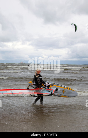 Tallinn, Estonia, surfer sulla spiaggia di Pirita Foto Stock