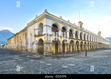 Giallo e bianco in stile barocco edificio. Palacio de los Capitans, Antigua, Guatemala. Prospettiva d'angolo. Foto Stock