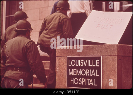 Una foto del giugno 1972 che mostra la polizia e le guardie nazionali che mantengono l'ordine durante un'evacuazione lungo il fiume Ohio. L'immagine cattura il coordinamento delle forze dell'ordine e militari in situazioni di emergenza. Foto Stock