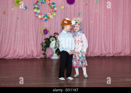 Due bambini di età prescolare suonare sul palco in scuole materne. La Russia Foto Stock