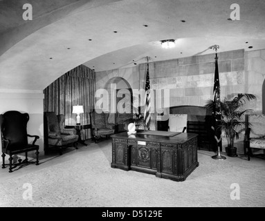 Questa foto del 1952 della Harry S. Truman Library mostra la sala di trasmissione al piano terra della Casa Bianca, utilizzata per i media e la comunicazione durante l'amministrazione del presidente Truman. Foto Stock