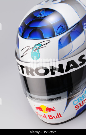 Ha firmato il casco del pilota di F1 Kimi Raikkonen. Red Bull Sauber Petronas 2001. Foto Stock