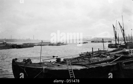 Questa immagine mostra la vista verso Woolwich dal duro usato dal Greenwich Yacht Club a Charlton, catturato nella collezione del National Maritime Museum, sottolineando l'ambiente marittimo lungo il Tamigi. Foto Stock