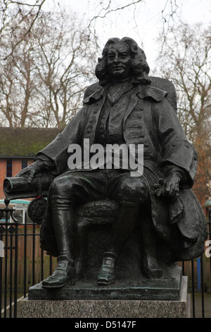 Statua di Sir Thomas Coram (1668 - 1751) al di fuori del Foundling Museum di Londra, Inghilterra. Foto Stock