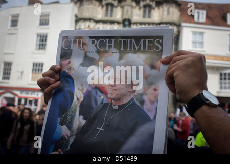 Canterbury 21/3/2013 - La Chiesa Anglicana volte viene consegnato come ospiti VIP da tutte le religioni e confessioni e fedi arrivare prima della sua intronizzazione della chiesa di Inghilterra del 105l Arcivescovo di Canterbury, ex-esecutivo dell'olio ed ex vescovo di Durham il Reverendissimo Justin Welby. Welby (57) segue una lunga patrimonio anglicano dal monaco benedettino Agostino, il primo Arcivescovo di Canterbury nel 597 D.C. Il principe Carlo e il Primo Ministro David Cameron hanno aderito 2.000 ospiti VIP alla Cattedrale di Canterbury, la più antica chiesa in Inghilterra. Foto Stock