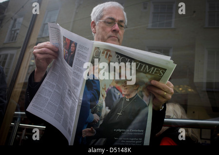 Canterbury 21/3/2013 - Giuseppe Britton, il Decano di Berkeley divinità scuola presso l Università di Yale, USA legge i tempi della Chiesa come ospiti VIP da tutte le religioni e confessioni e fedi arrivare prima della sua intronizzazione della chiesa di Inghilterra del 105l Arcivescovo di Canterbury, ex-esecutivo dell'olio ed ex vescovo di Durham il Reverendissimo Justin Welby. Welby (57) segue una lunga patrimonio anglicano dal monaco benedettino Agostino, il primo Arcivescovo di Canterbury nel 597 D.C. Il principe Carlo e il Primo Ministro David Cameron hanno aderito 2.000 ospiti VIP alla Cattedrale di Canterbury, la più antica chiesa in Inghilterra. Foto Stock