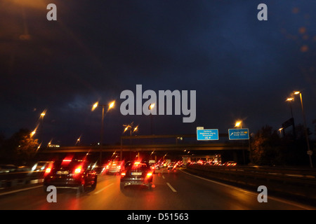 Berlino, Germania, in movimento lento del traffico su autostrada A100 Foto Stock