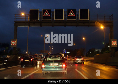 Berlino, Germania, in movimento lento del traffico su autostrada A 100 Foto Stock