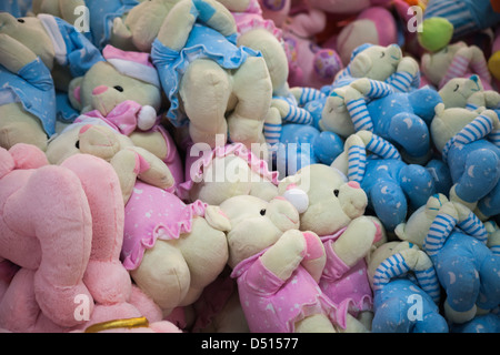 Un sacco di orso di peluche bambole in bin Foto Stock