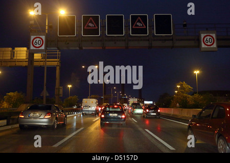 Berlino, Germania, in movimento lento del traffico su autostrada A 100 Foto Stock