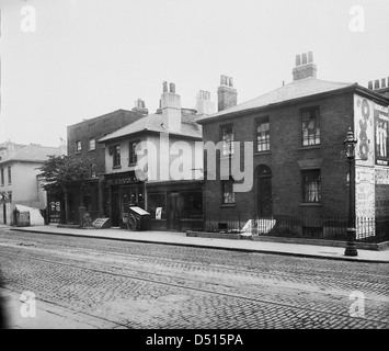 Trafalgar Road a Greenwich, raffigurata in questa fotografia storica, mostra lo sviluppo dell'area e il paesaggio urbano durante il periodo. Greenwich è una parte storica di Londra con una significativa storia marittima. Foto Stock