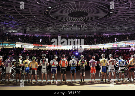 Berlino, Germania, ciclisti di sei giorni di gara nel velodromo di presentarsi al pubblico Foto Stock