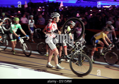 Berlino, Germania, ciclisti alla griglia di partenza per i sei giorni di gara nel velodromo Foto Stock