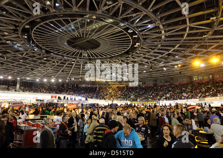 Berlino, Germania, spettatori di sei giorni di gara all'interno del velodromo Foto Stock