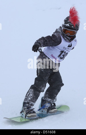 Krippenbrunn, Austria, un ragazzo lo snowboard Foto Stock