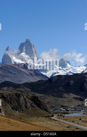 Monte Fitz Roy (Cerro Chaltén, Cerro Fitz Roy, Monte Fitz Roy, Mount Fitzroy) e la città di El Chalton da sud-est. Foto Stock