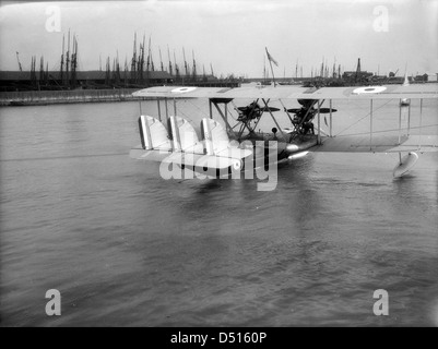 Il Supermarine Southampton Mark i Flying Boat "S1059" è ormeggiato a Lowestoft, mostrando il design e le capacità militari dell'aereo. L'idrovolante, utilizzato dalla RAF durante i primi anni dell'aviazione militare, fa parte della collezione del National Maritime Museum. Foto Stock