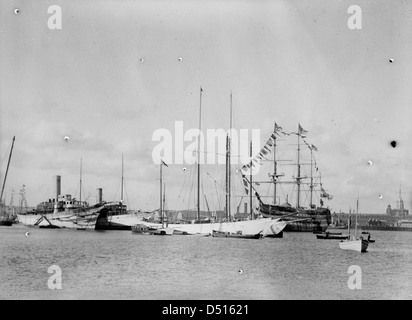 Una vista da Gosport attraverso il porto di Portsmouth verso il Portsmouth Dockyard torre semaphore Foto Stock