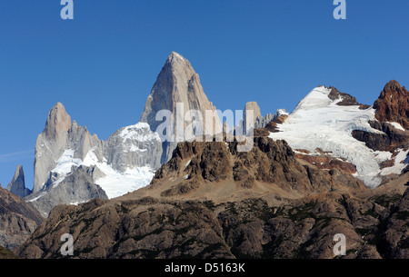 Monte Fitz Roy (Cerro Chaltén, Cerro Fitz Roy, Monte Fitz Roy, Mount Fitzroy) da nord est. Foto Stock
