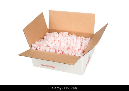 Un bianco scatola di cartone ondulato riempito con rosa di protezione imballaggio arachidi che fornisce imbottitura per lo scopo di essere spediti. Foto Stock