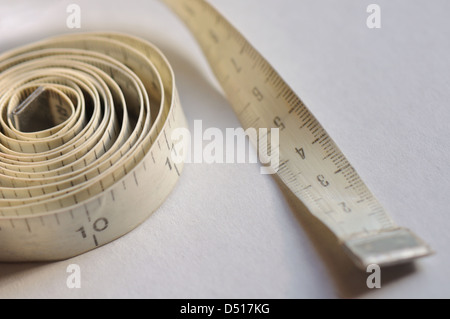 Sarti il nastro in plastica misurare Foto Stock