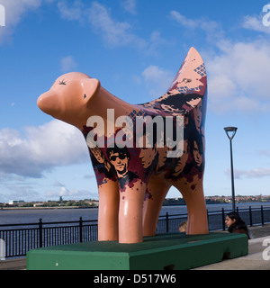 Scultura di vacca sulla dockside in Liverpool Foto Stock