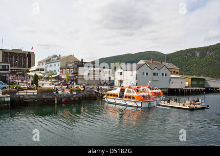 Offerte dalla nave da crociera Aurora in attesa per i passeggeri al molo pubblico in Andalsnes, Norvegia Foto Stock