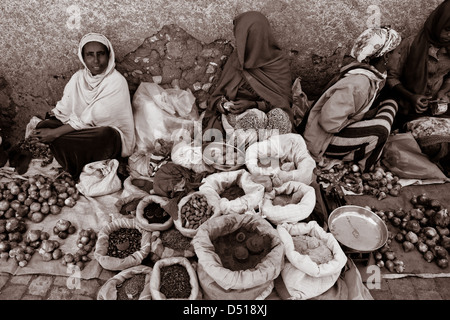 Donna vendita di spezie e verdure in strada, Jugol (Città Vecchia) Harar, Etiopia Foto Stock