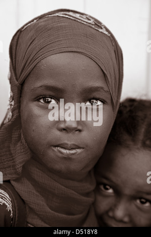 Scolare al di fuori di una scuola, Harar, Etiopia Foto Stock