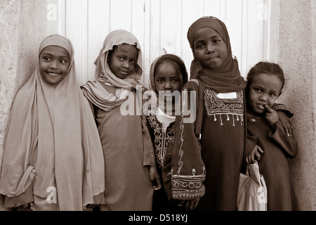 Scolare al di fuori di una scuola, Harar, Etiopia Foto Stock