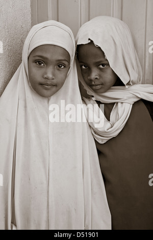 Scolare al di fuori di una scuola, Harar, Etiopia Foto Stock