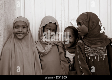 Scolare al di fuori di una scuola, Harar, Etiopia Foto Stock