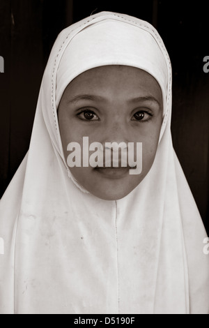 Scolare al di fuori di una scuola, Harar, Etiopia Foto Stock