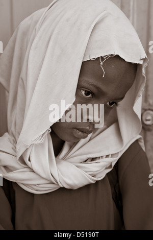 Scolare al di fuori di una scuola, Harar, Etiopia Foto Stock