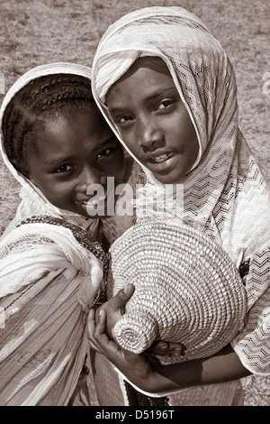Ragazze locali celebrando Timkat (festa dell Epifania), Gondar, Etiopia Foto Stock